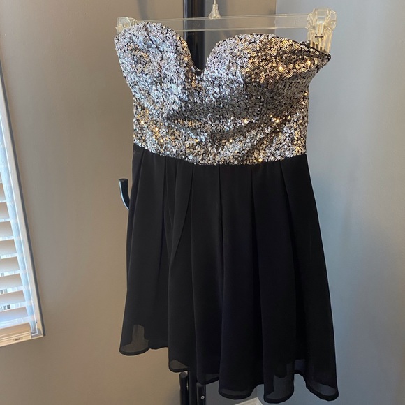 a'gaci Dresses & Skirts - Short sweetheart black and silver dress med agaci